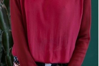 bluza s rukavami reglan razmer 3638 evro bluza sochetaet v sebe elegantnost i sportivnost blagodarja shirokomu vyrezu i shelkovomu materialu na f 8162fec.jpg