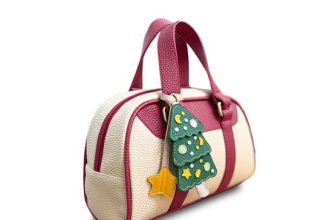 vykrojka nebolshoj kozhanoj sumki duffle bag s brelkom jolochkoj 91a2a0e.jpg
