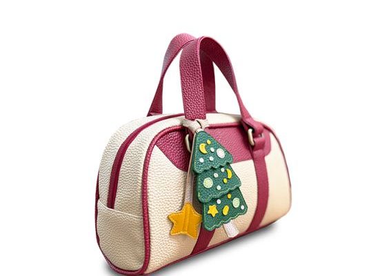 vykrojka nebolshoj kozhanoj sumki duffle bag s brelkom jolochkoj 91a2a0e.jpg