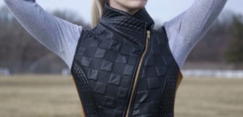 vykrojka zhenskogo stilnogo zhileta s molniej nabok razmery 42 60 rossijskie 4e30d17.jpg
